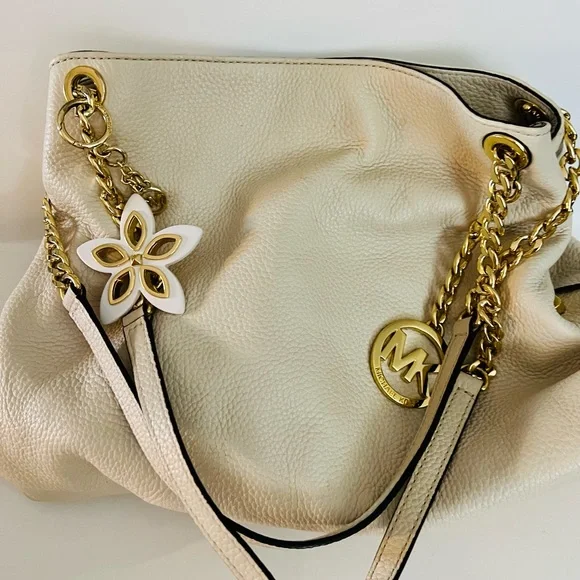 Elegant Cream Leather Shoulder Bag - Picture 2 of 7